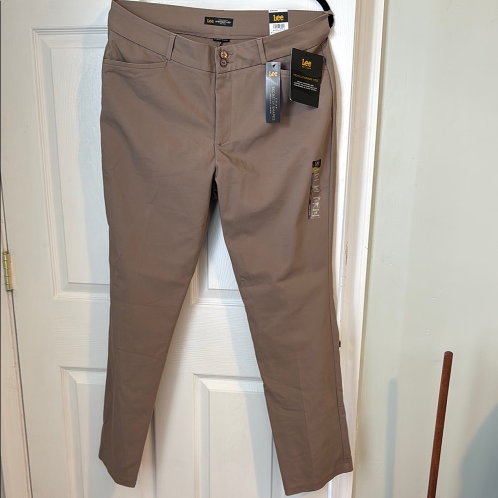 Lee NWT Women's Classic Khaki Trousers in Light Fawn color